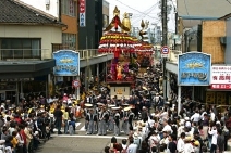 高岡御車山祭の画像（アーケード上から撮影）