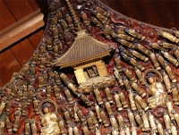 光背の先端の仏堂の中に収められ仏像