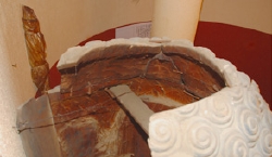 堂内に安置された木造の御面像。頭部から内部を見ることができる。
